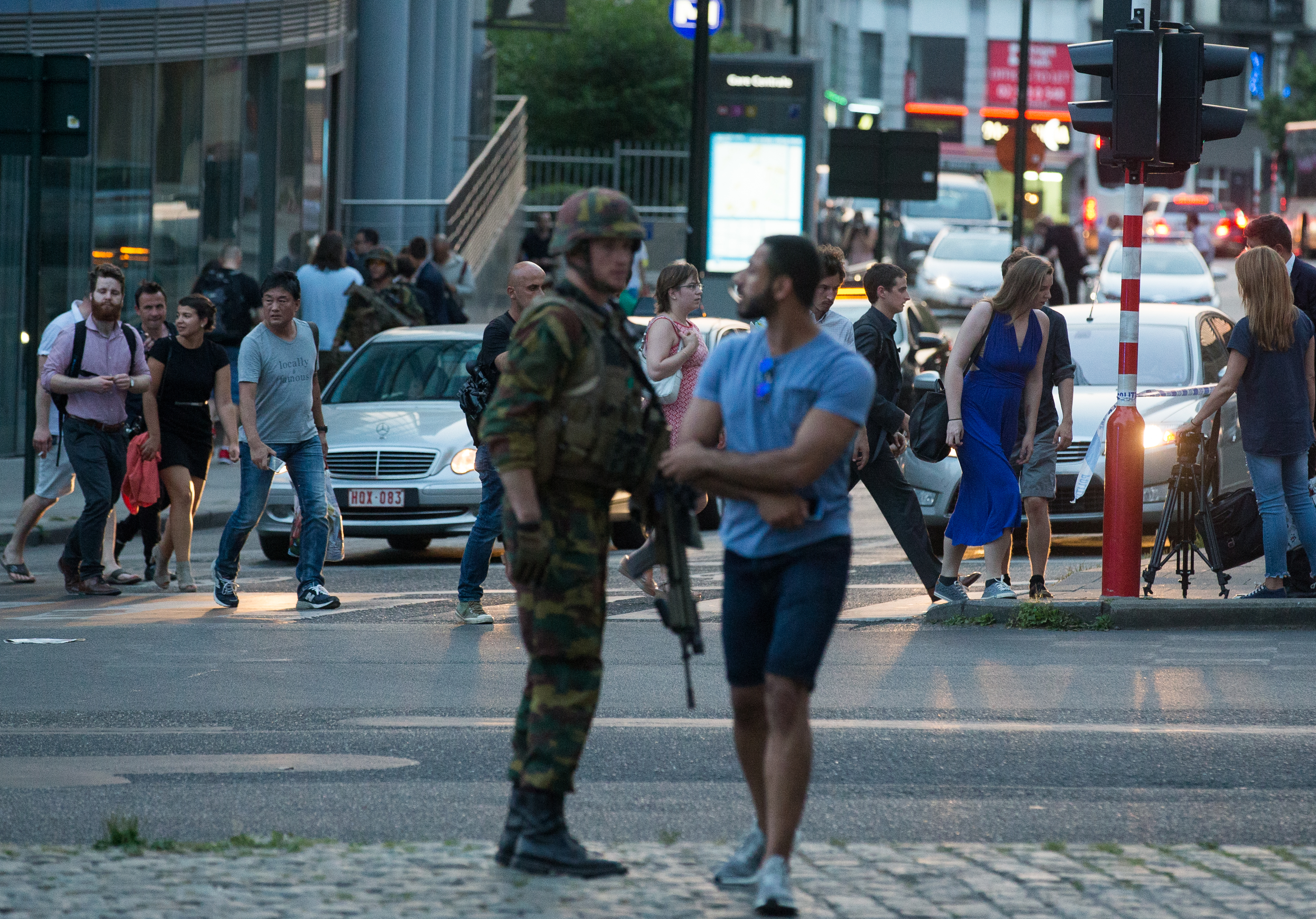 Tentativă de atentat la Gara Centrală din Bruxelles | Un bărbat a fost împușcat, după ce a detonat o centură explozivă