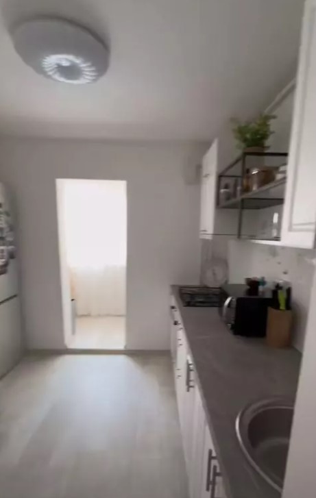 Imagini din apartamentul în care locuiește Amna. Cum arată dormitorul și bucătăria: „Nu îi trebuie nimănui nimic mai mult de atât în viață”
