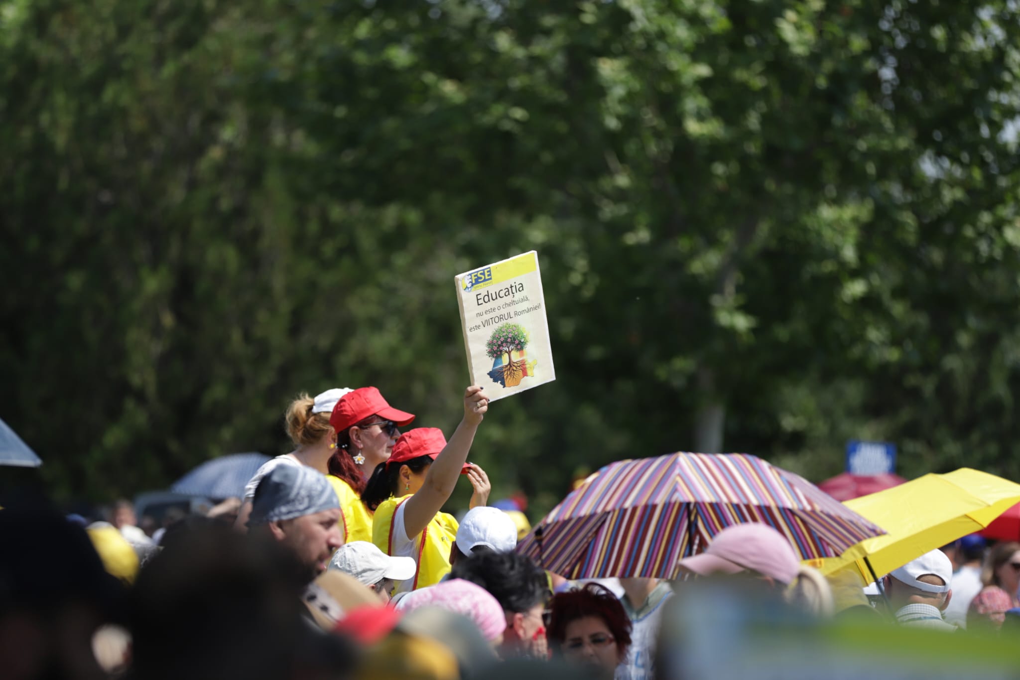 Profesorii și angajații din Sănătate protestează în fața Parlamentului chiar în ziua când Guvernul Bolojan își asumă măsurile de austeritate