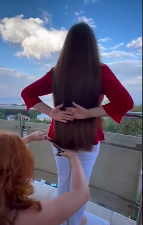Maria Dragomiroiu, virală pe TikTok după ce s-a tuns „numai 10 centimetri”. Cum arată cântăreața acum