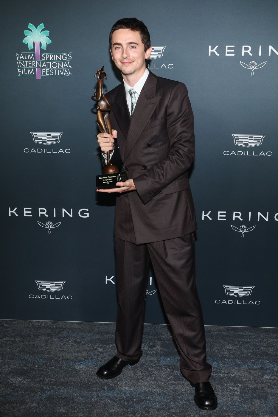 Când apare în cinematografele din România filmul „Marty Suprem”, pentru care Timothee Chalamet a primit primul său Glob de Aur