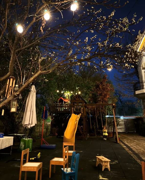 Imagini din casa în care Laura Cosoi locuiește. Camera fetițelor pare desprinsă din povești