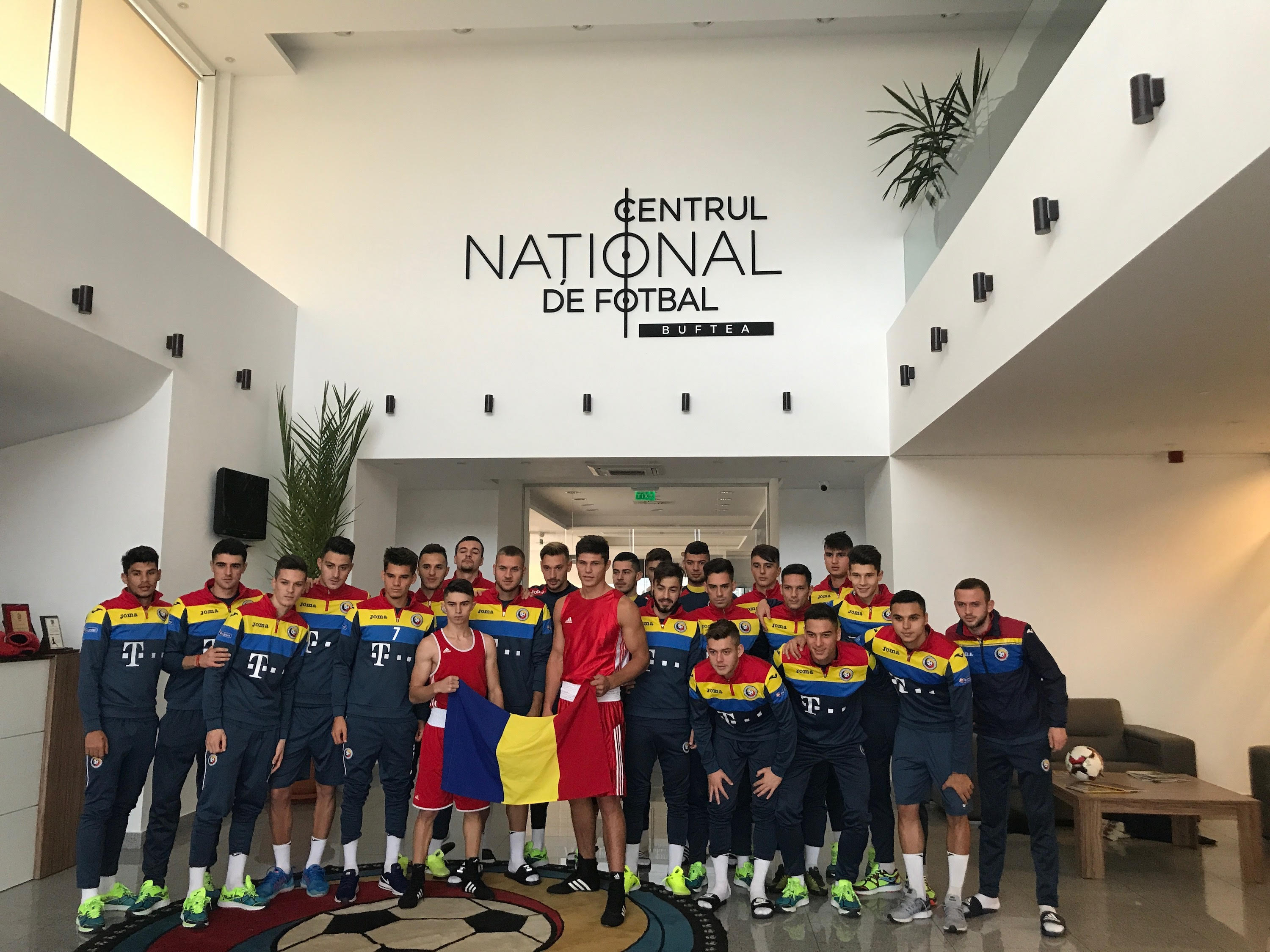 Doi campioni europeni de tineret la box, stelistul Robert Jitaru și dinamovistul Andrei Arădoaie, le-au dat lecții tricolorilor mici | FOTO&VIDEO