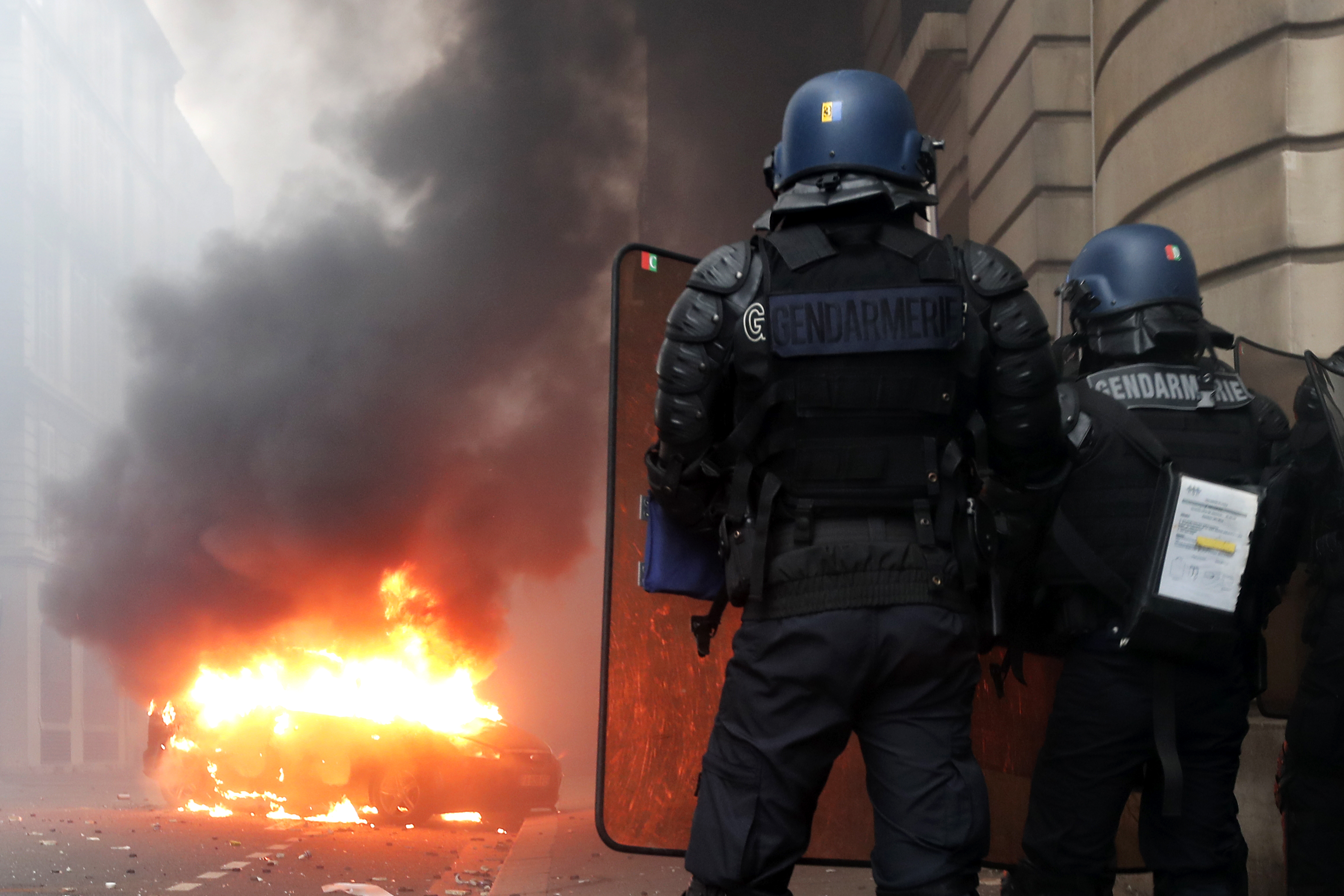 FOTO | Protestul "vestelor galbene" de la Paris în imagini. Cele mai impresionante fotografii surprinse în timpul violențelor din capitala Franței
