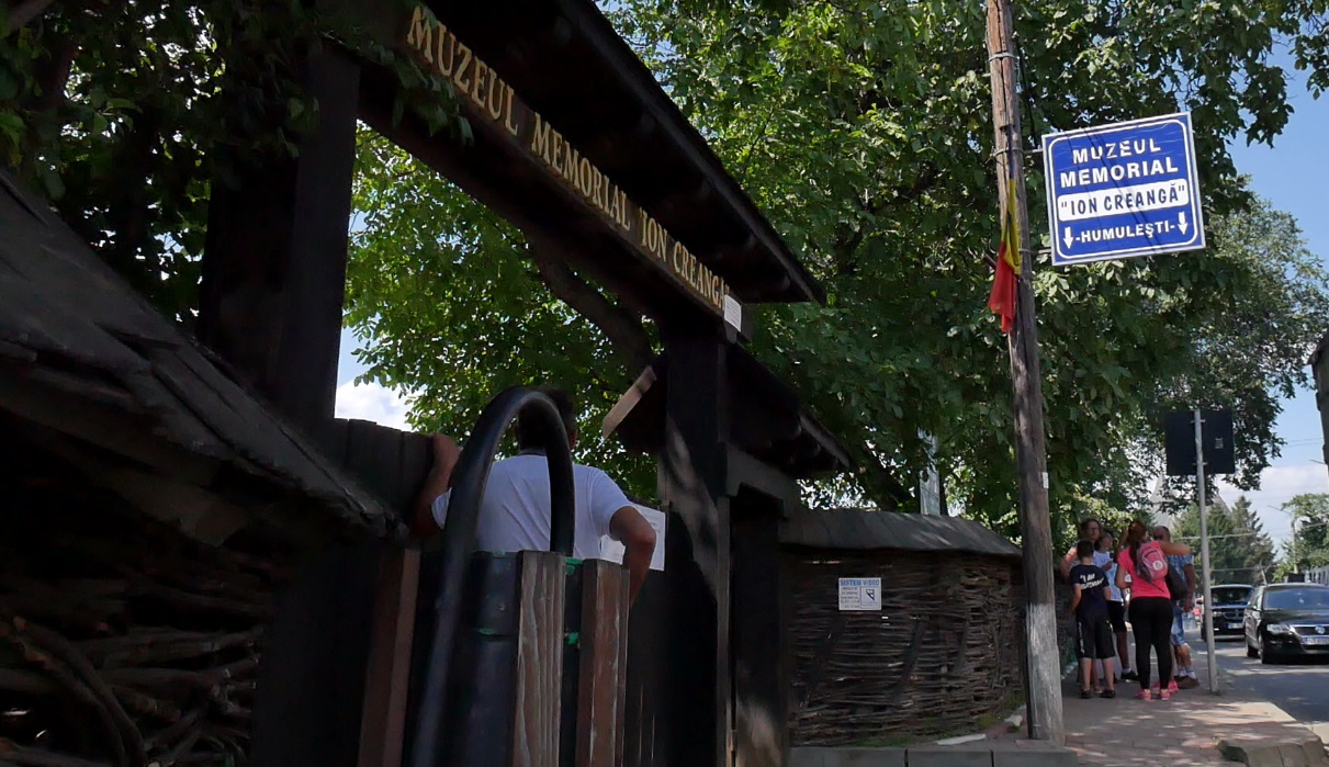 VIDEO/ Chinezii care au plâns când au vizitat bojdeuca lui Creangă din Humulești: ”Ne-am săturat să stăm la înălțimi”