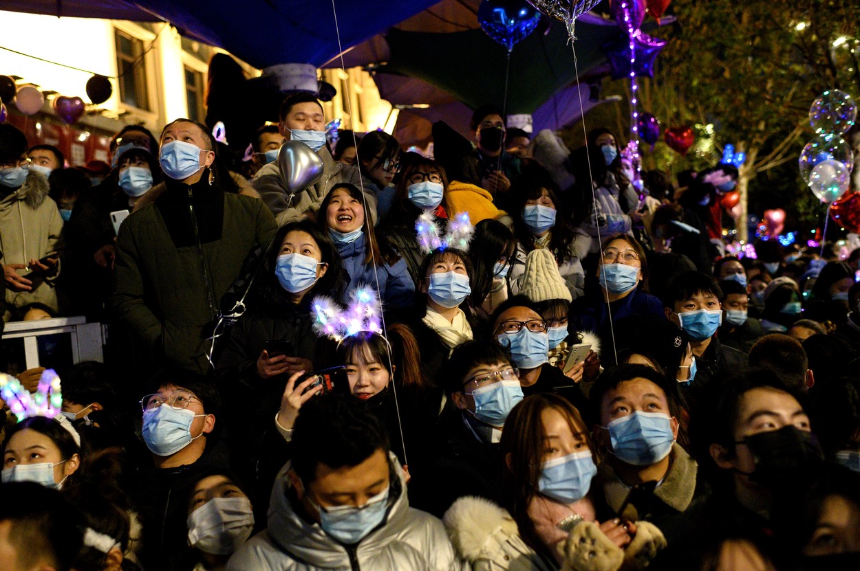 Locuitorii din Wuhan au celebrat Revelionul 2021 în stradă, în Hong Kong a fost anulat tradiționalul foc de artificii