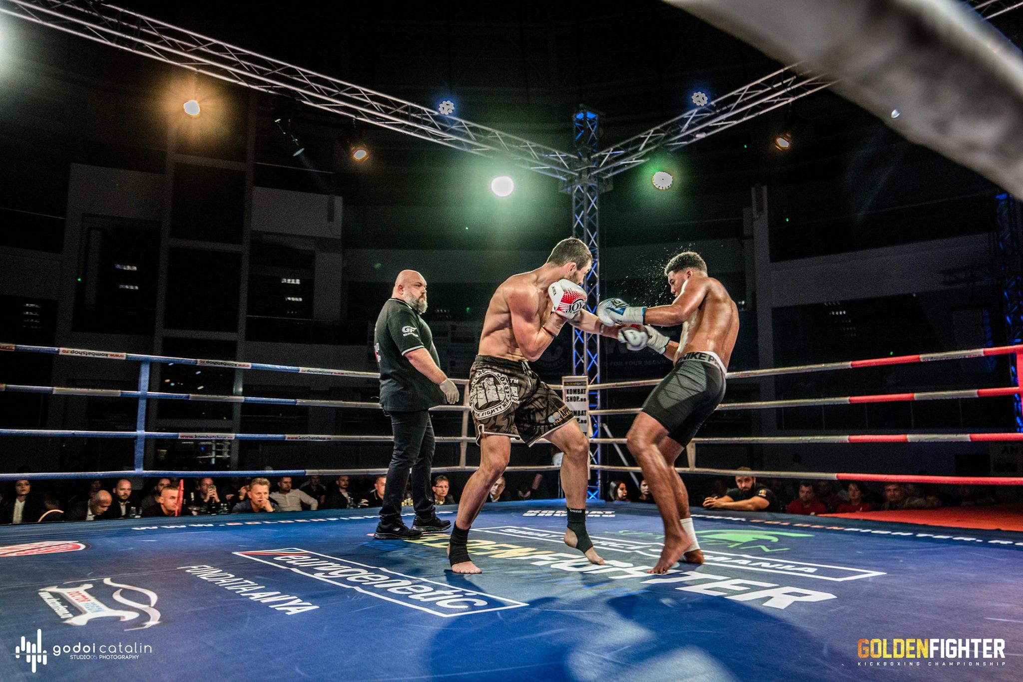 Meciuri spectaculoase la Golden Fighter Craiova. Centura intercontinentală WKU a fost câștigată de Adrian Mitu FOTO&VIDEO
