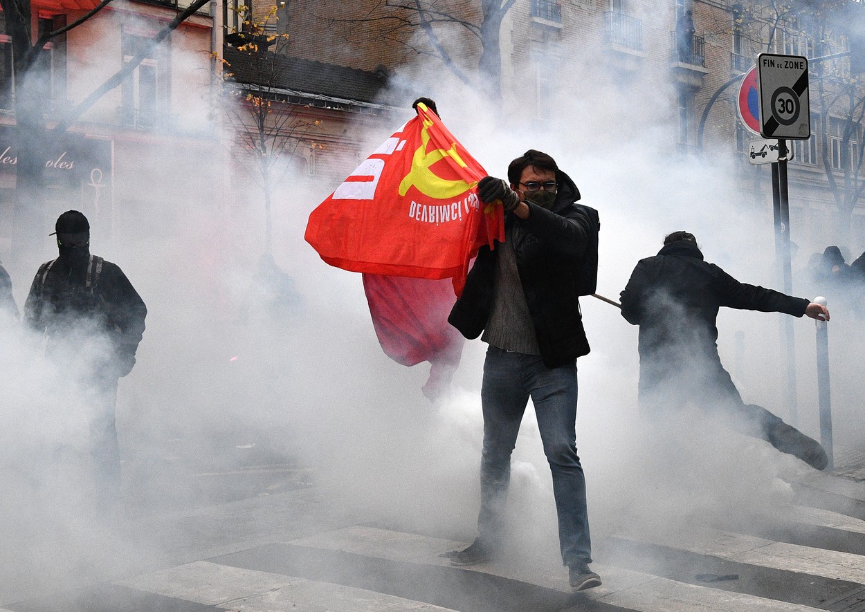 Incidente la Paris între protestatari și forțele de ordine. Mașini incendiate, gaze lacrimogene și focuri de artificii