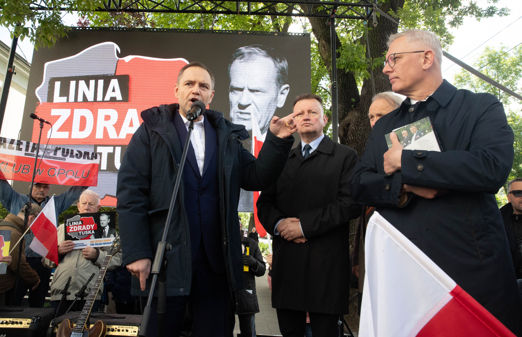 Manifestacja w obronie historyka Sławomira Cenckiewicza (Cenckiewicz z książką). Na zdjęciu z nim Karol Nawrocki i Mariusz Błaszczak.