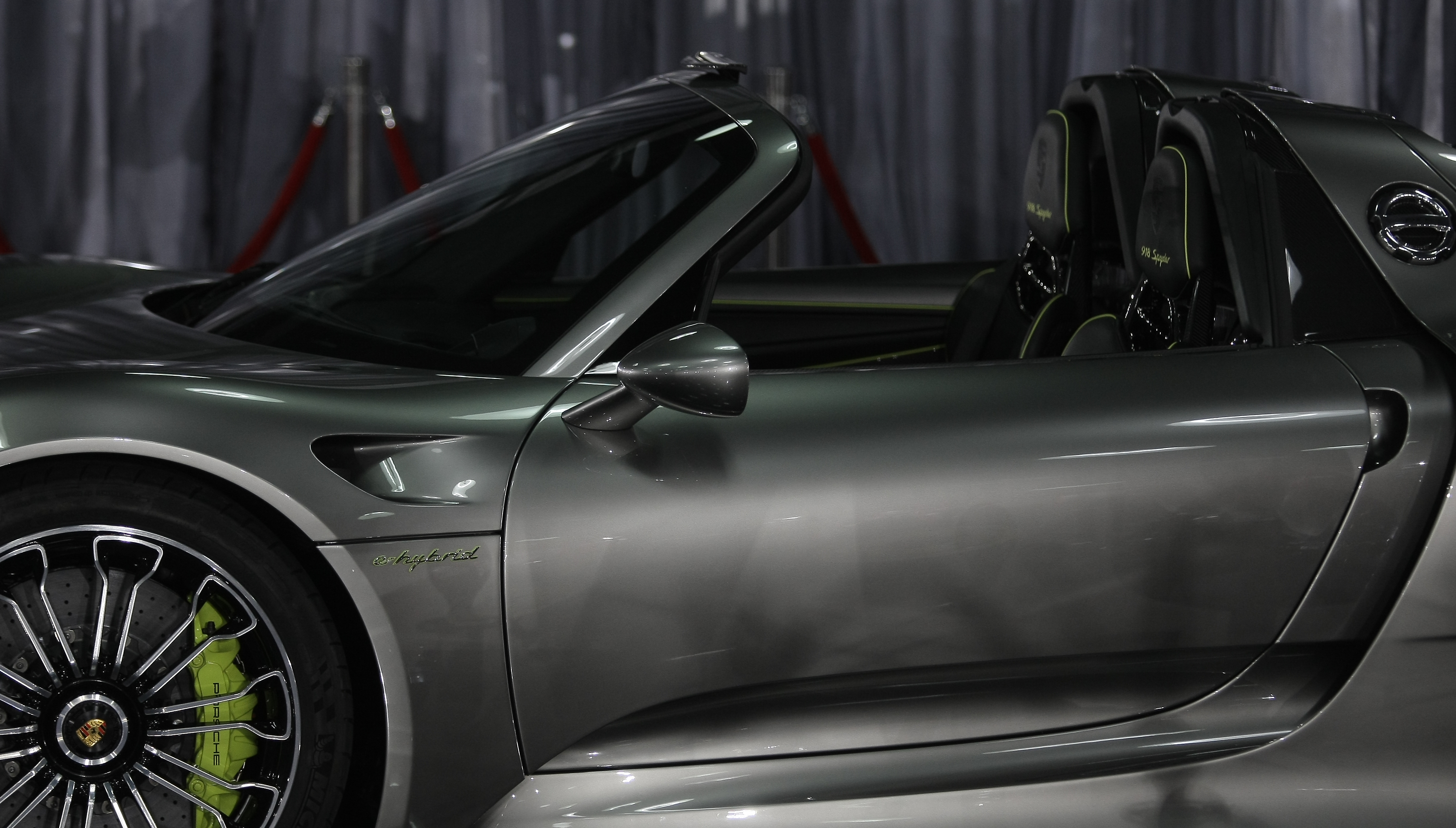 Țiriac și-a prezentat săgeata argintie! Una din cele mai rapide mașini din lume, Porsche 918 Spyder, a intrat joi în colecția omului de afaceri
