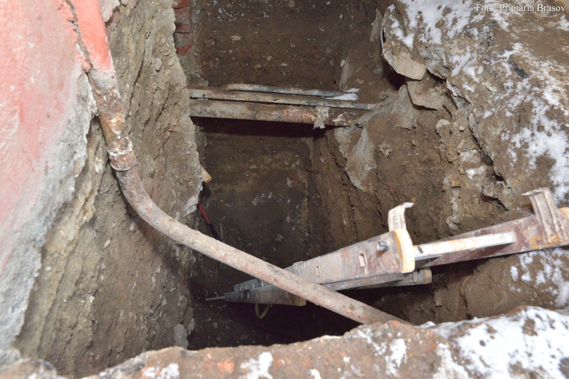 Mai multe oseminte găsite la un liceu din Brașov au dat peste cap lucrările de renovare