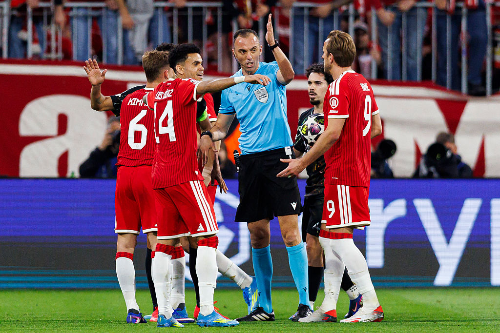 „Furcsa volt” – hiába a felháborodás, jól döntött a bíró a Bayern München–PSG BL-elődöntőn: ezért