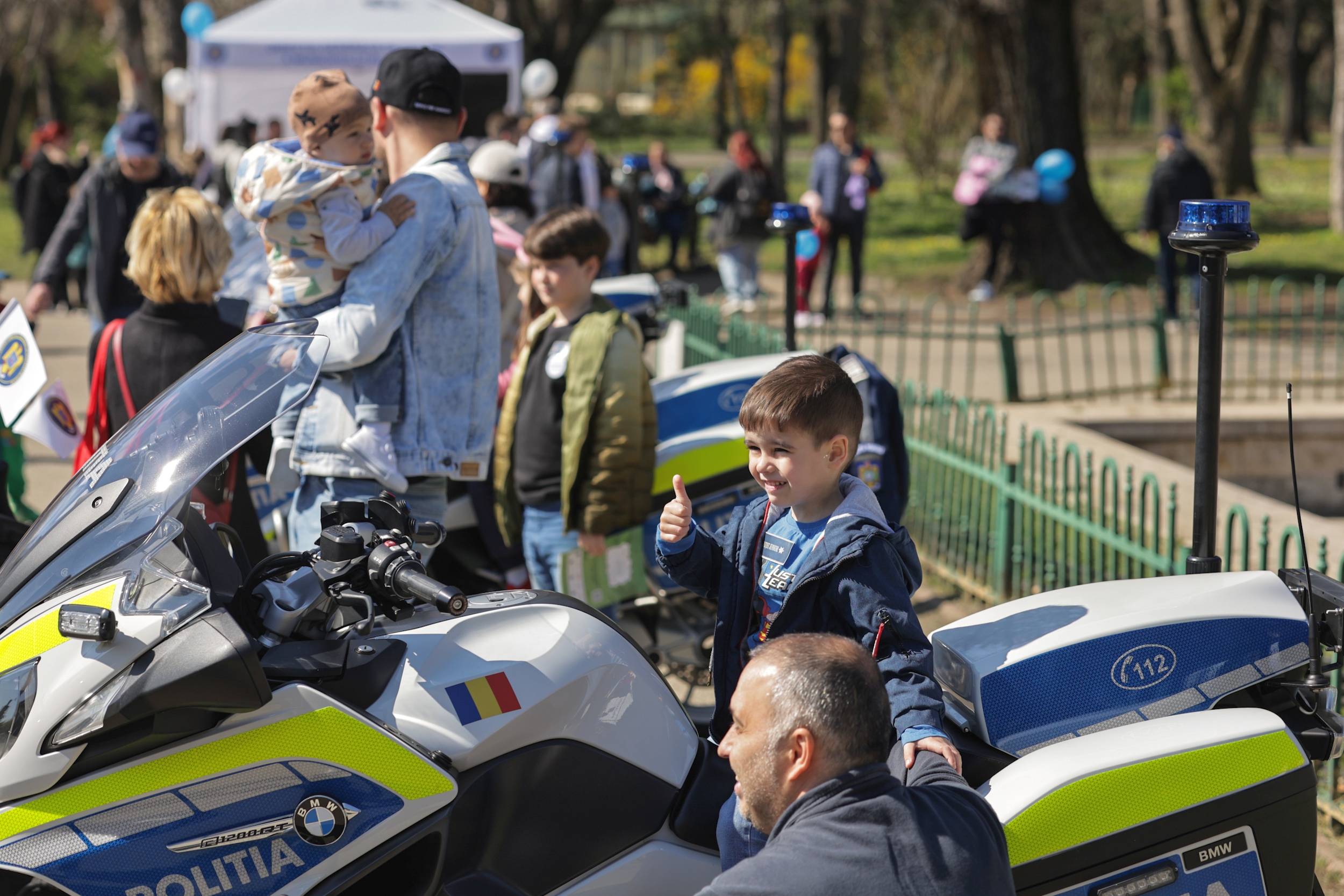 FOTO. Ziua Poliției Române, sărbătorită în avans. Sute de persoane în Parcul Herăstrău, unde au putut vedea echipamentele din dotarea Poliţiei