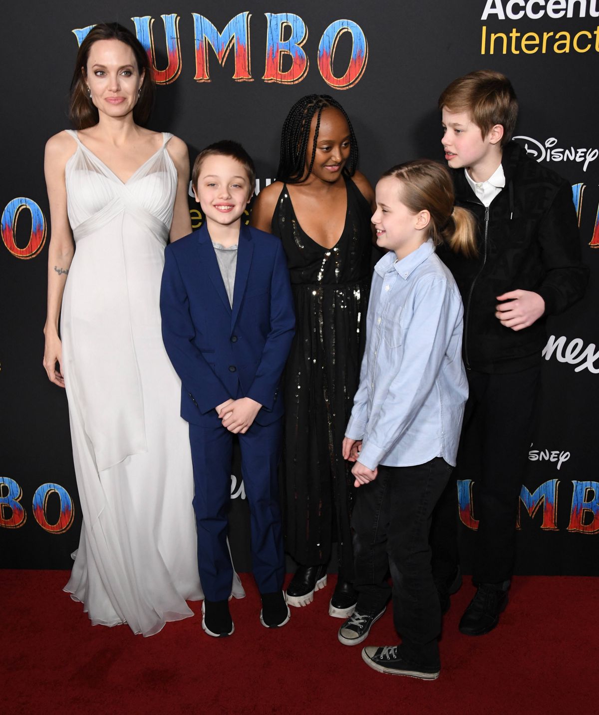Angelina Jolie, apariție rară pe covorul roșu, alături de copiii ei. Ce mari s-au făcut Zahara, Shiloh, Vivienne și Knox!