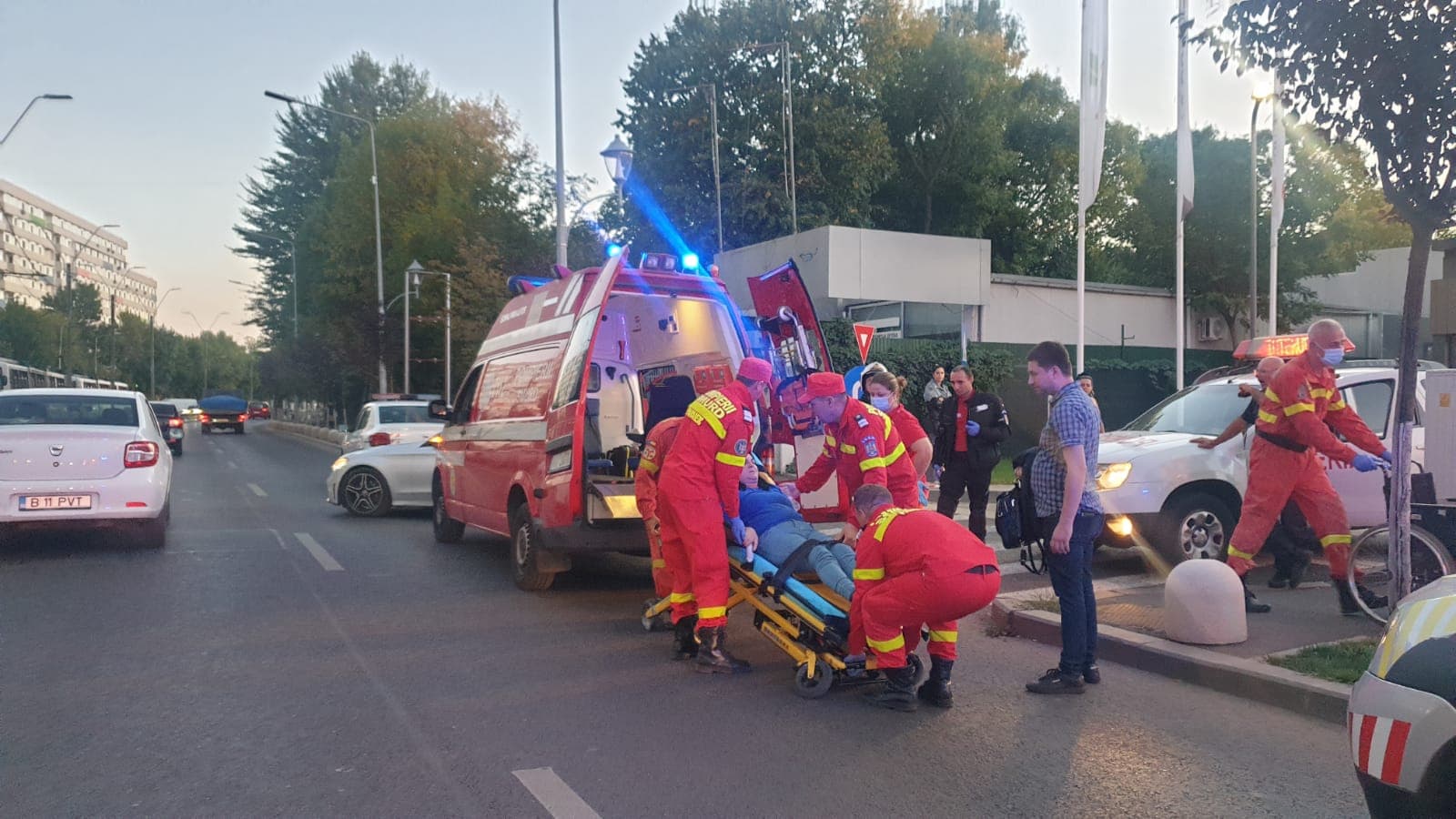 Două tramvaie s-au ciocnit lângă Cimitirul Evreiesc din București. Din trei răniți, doi au ajuns la spital. Cum s-a produs accidentul