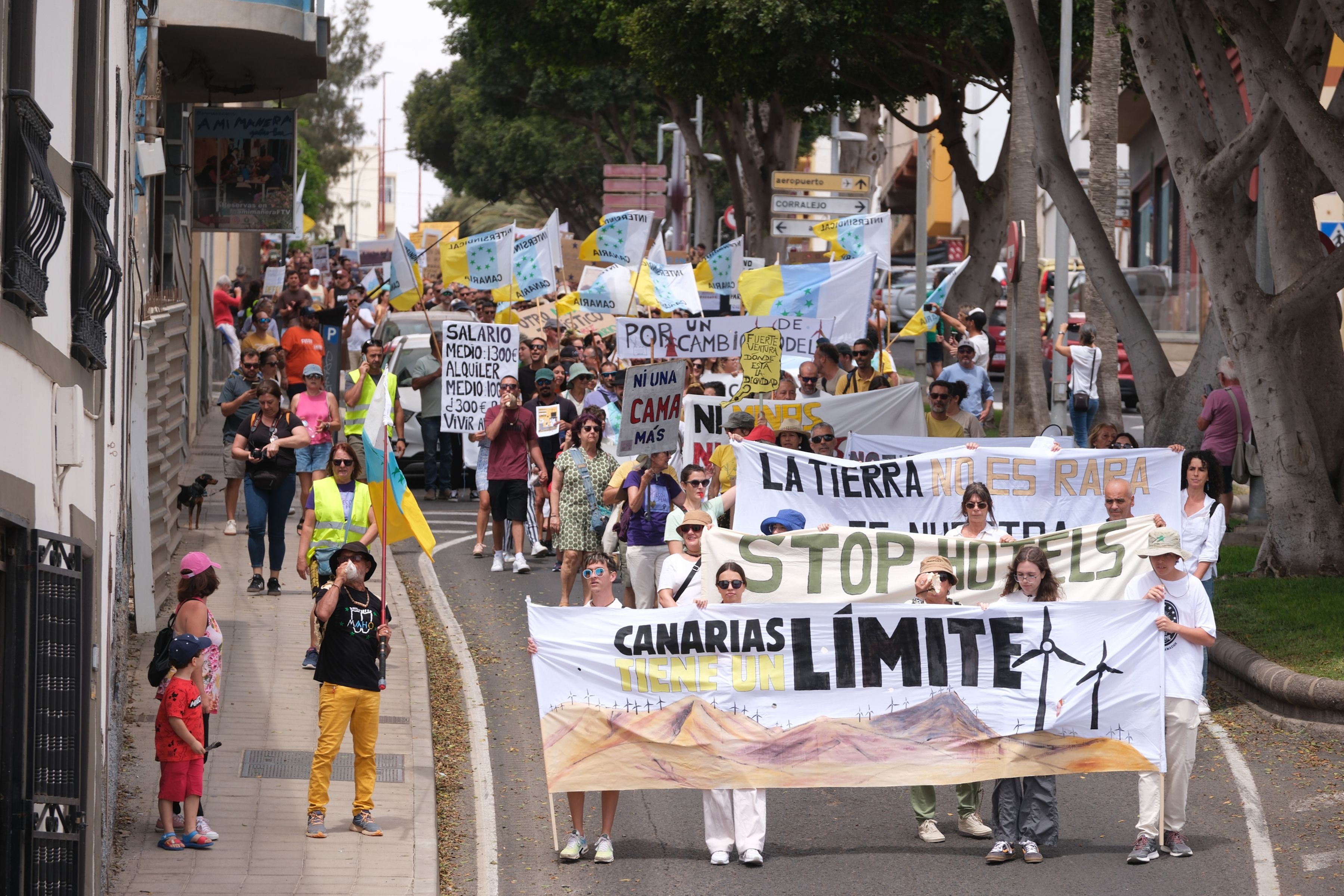 Mii de oameni au protestat în Tenerife, în Canare, pentru limitarea turismului: „Nu vrem să vedem insula murind”