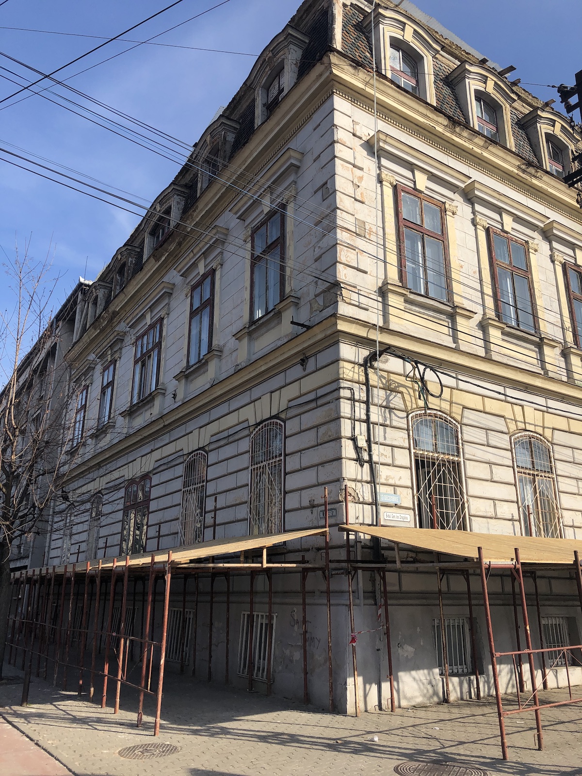 Peste 500 de elevi învață într-o școală fără acoperiș, în Timișoara. Clădirea distrusă de o furtună, în septembrie 2017, nu a fost reparată nici până acum!