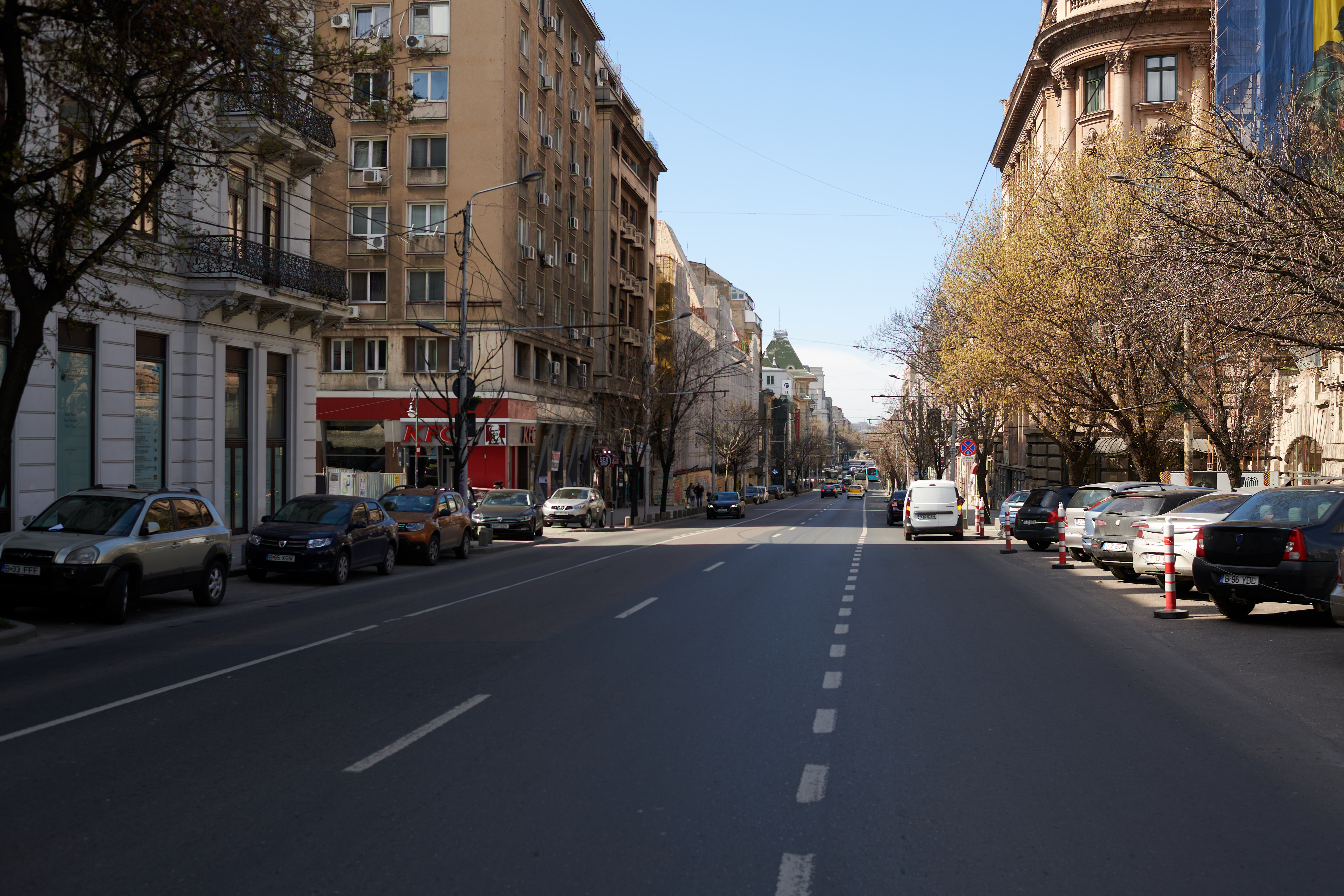 Starea de urgență îi ține pe bucureșteni în case și închide localurile din Centrul Vechi. Fotografii cu Capitala goală