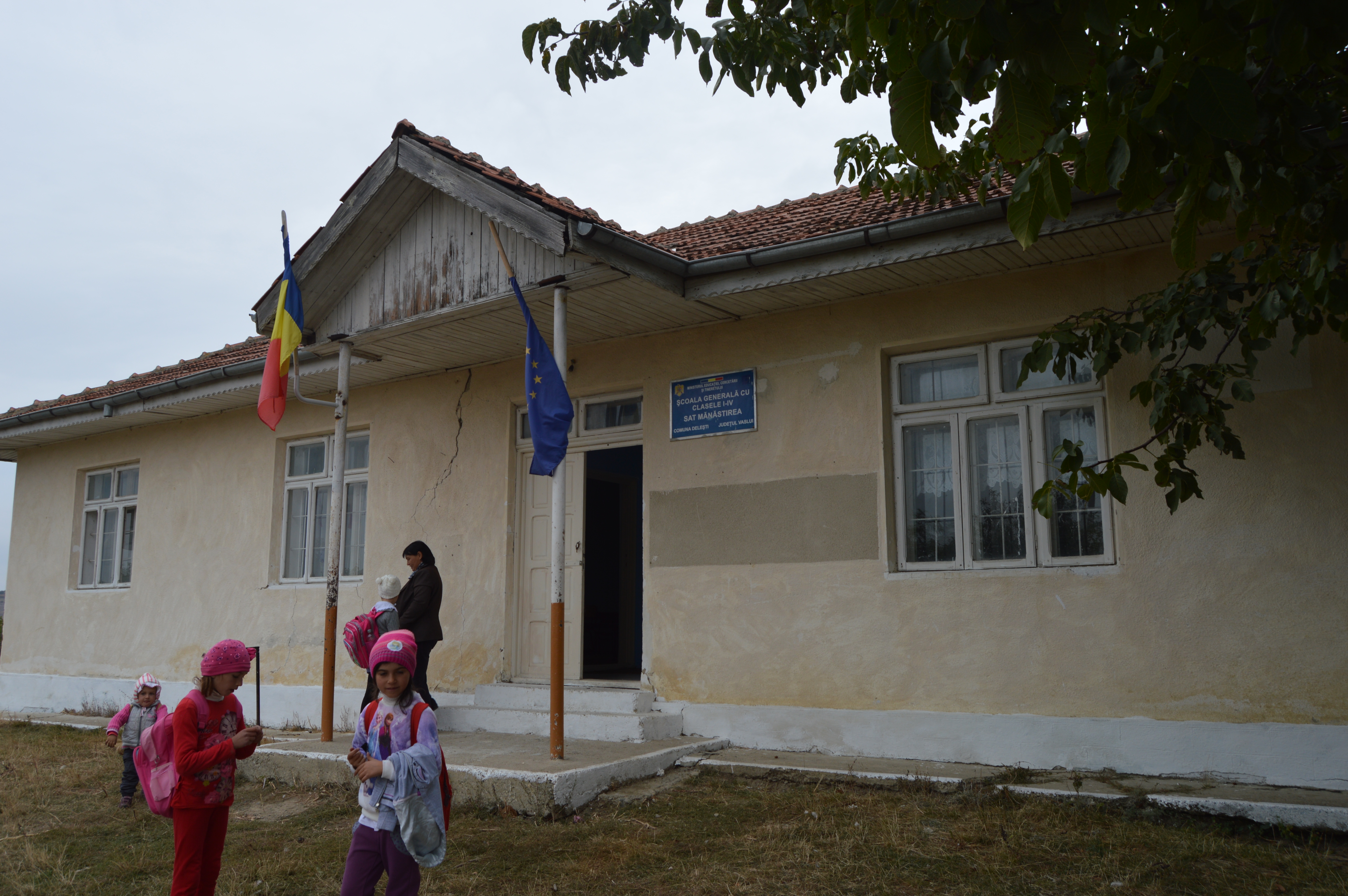 VIDEO REPORTAJ| Condiții de neimaginat pentru elevii unei școli din Vaslui. "Împart" cu șoarecii cornul de la Guvern și aleargă prin curte ca să se "dezmorțească" de frig
