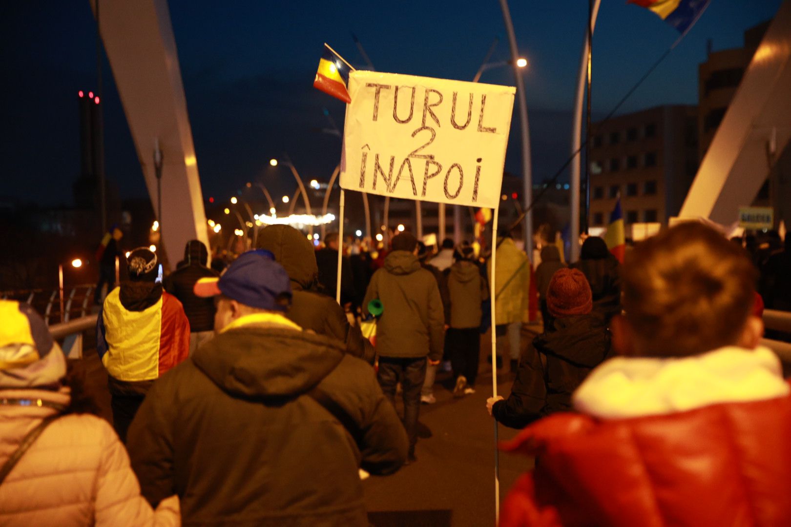 LIVE TEXT: Zeci de mii de oameni la protestul organizat de AUR în București. Mai mulți protestatari aveau asupra lor cuţite, bricege și substanţe interzise