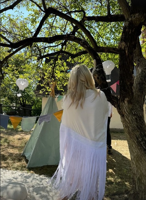 Imagini de la botezul celei de-a patra fetițe a Laurei Cosoi. Evenimentul a avut loc în Maramureș, iar invitații au primit mâncare gătită la ceaun