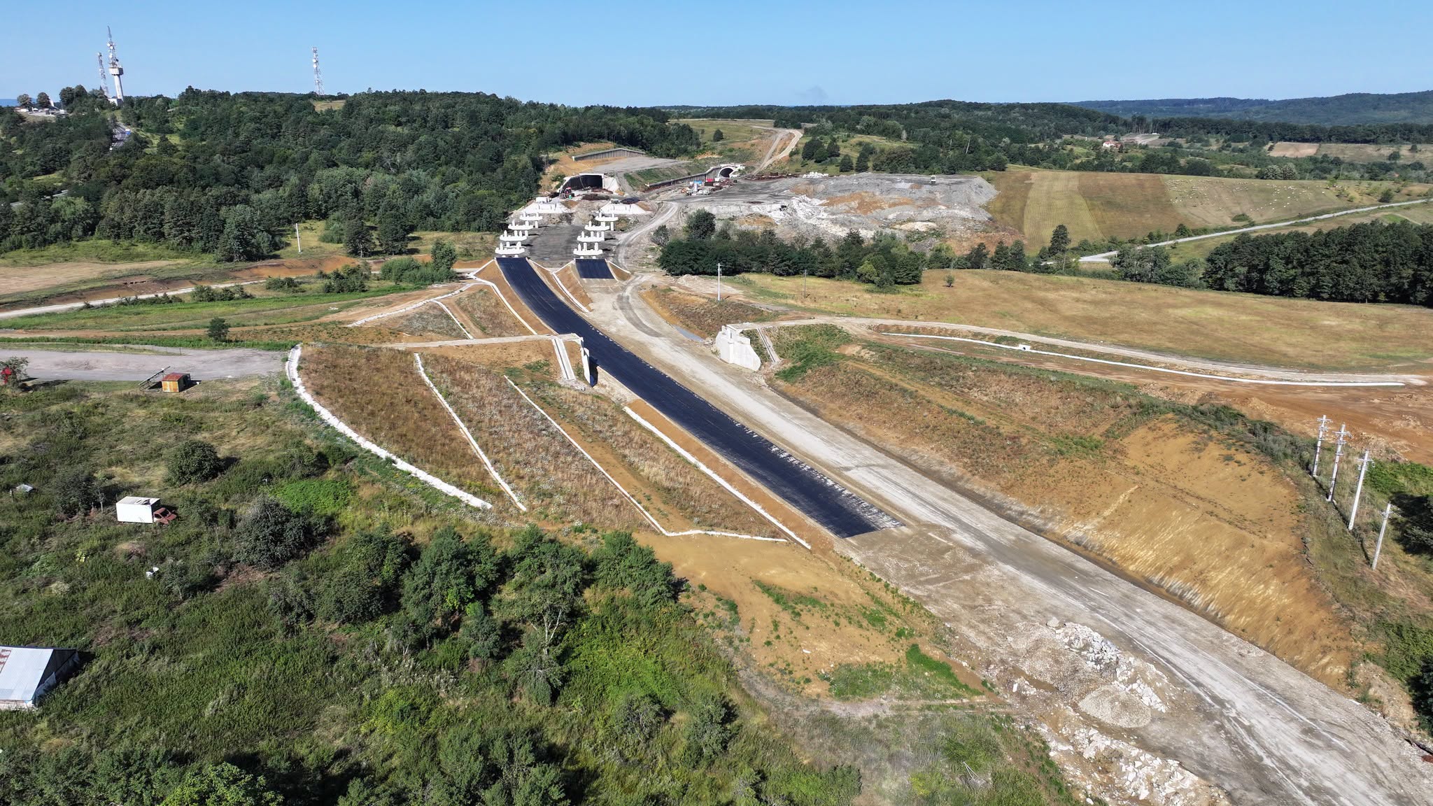 Noutăți de pe lotul cu tuneluri de pe A1 Margina - Holdea: pe șantier se instalează propria uzină de grinzi și o stație de asfalt