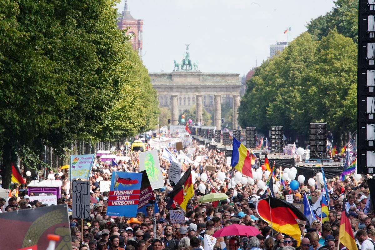 Săptămâna în imagini | Val de furie împotriva restricțiilor COVID, proteste nesfârșite în Belarus și un anunț tulburător la Berlin