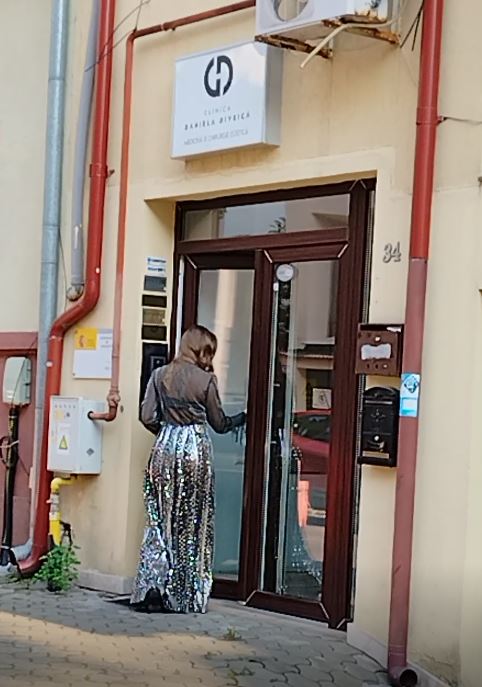 Iulia Albu își face injecții în cap cu propriul sânge. Cum a apărut vedeta, în mijlocul zilei, pe străzile din București