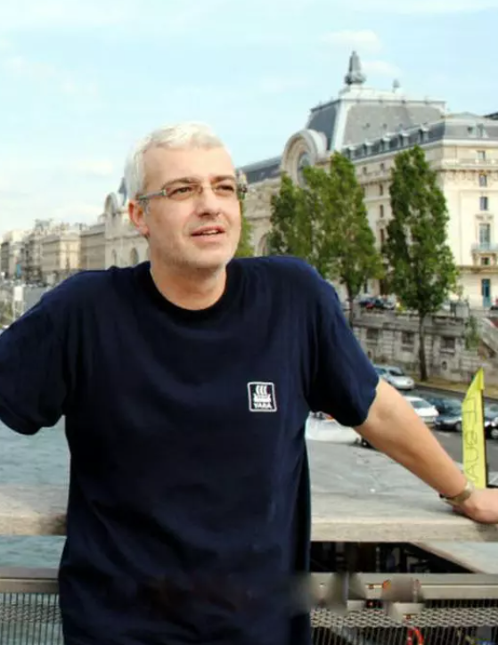 Cătălin Crișan s-a despărțit de Camelia, după mai bine de doi ani de relație. Artistul a rămas din nou singur. „Viața merge mai departe”