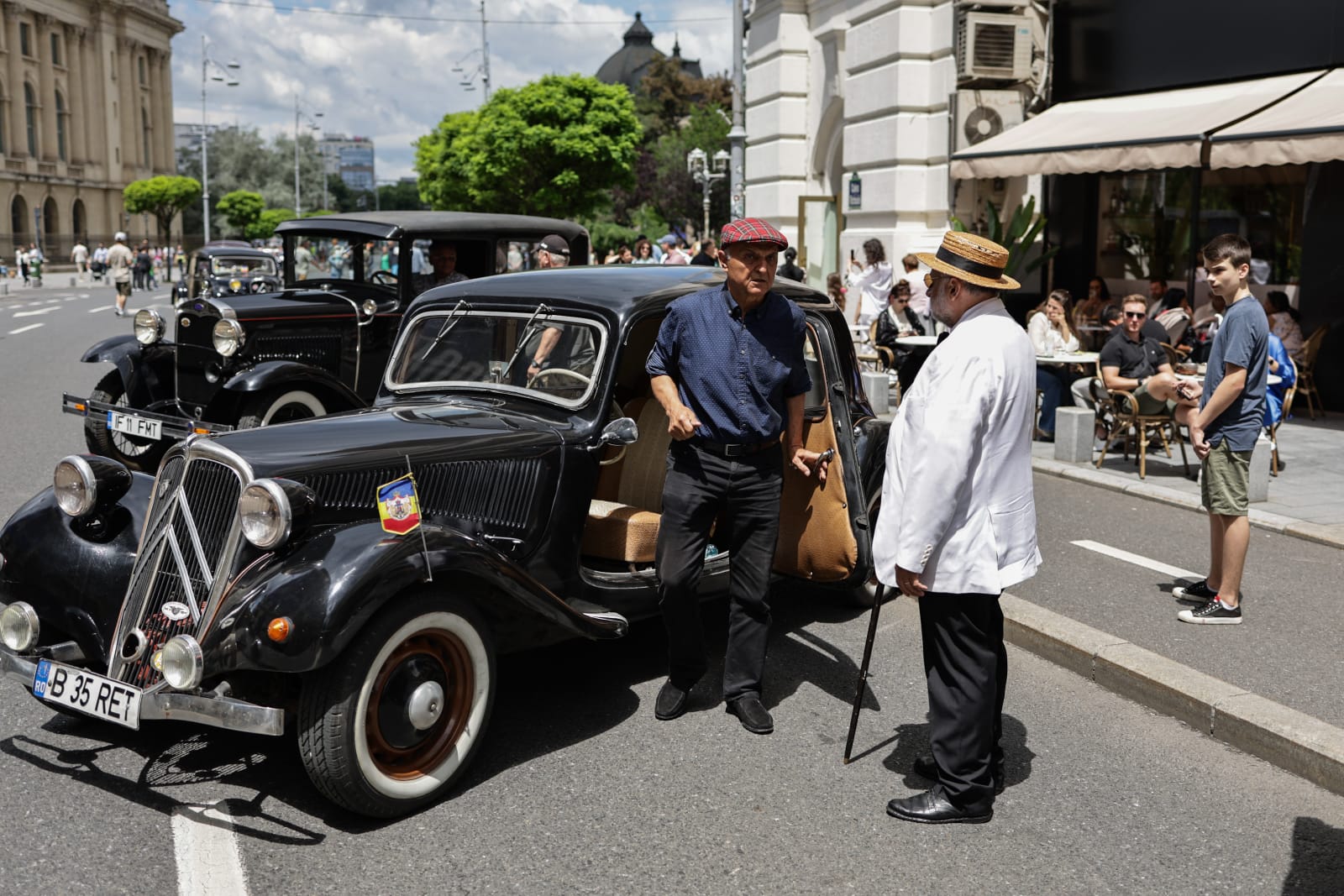 Mașini de epocă pe Calea Victoriei. Eleganța interbelică a revenit la București