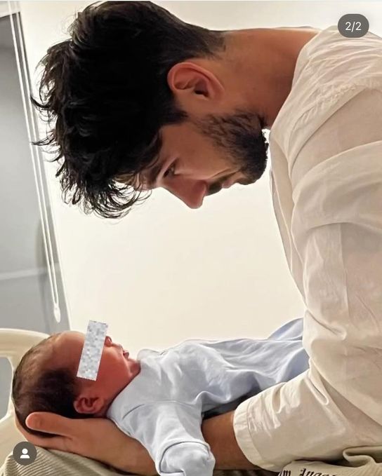 Primele imagini cu bebelușul lui Theo Rose și al lui Anghel Damian. „E frumușel tare. Îi mulțumim că ne-a ascultat rugăciunile”