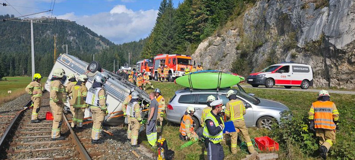 Un român în vacanță cu soția și copilul de un an a ajuns cu BMW-ul pe calea ferată. A depășit într-o curbă și a răsturnat o rulotă, în Austria
