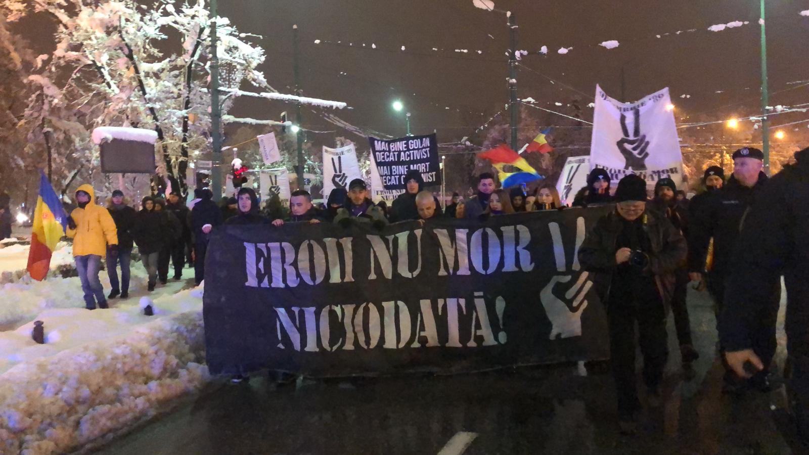 FOTO/ Marșul Eroilor în Timișoara, în memoria martirilor Revoluției din '89. Circa 300 de persoane au ieșit pe străzile orașului unde s-a strigat prima oară „Jos comuniștii”, acum 29 de ani