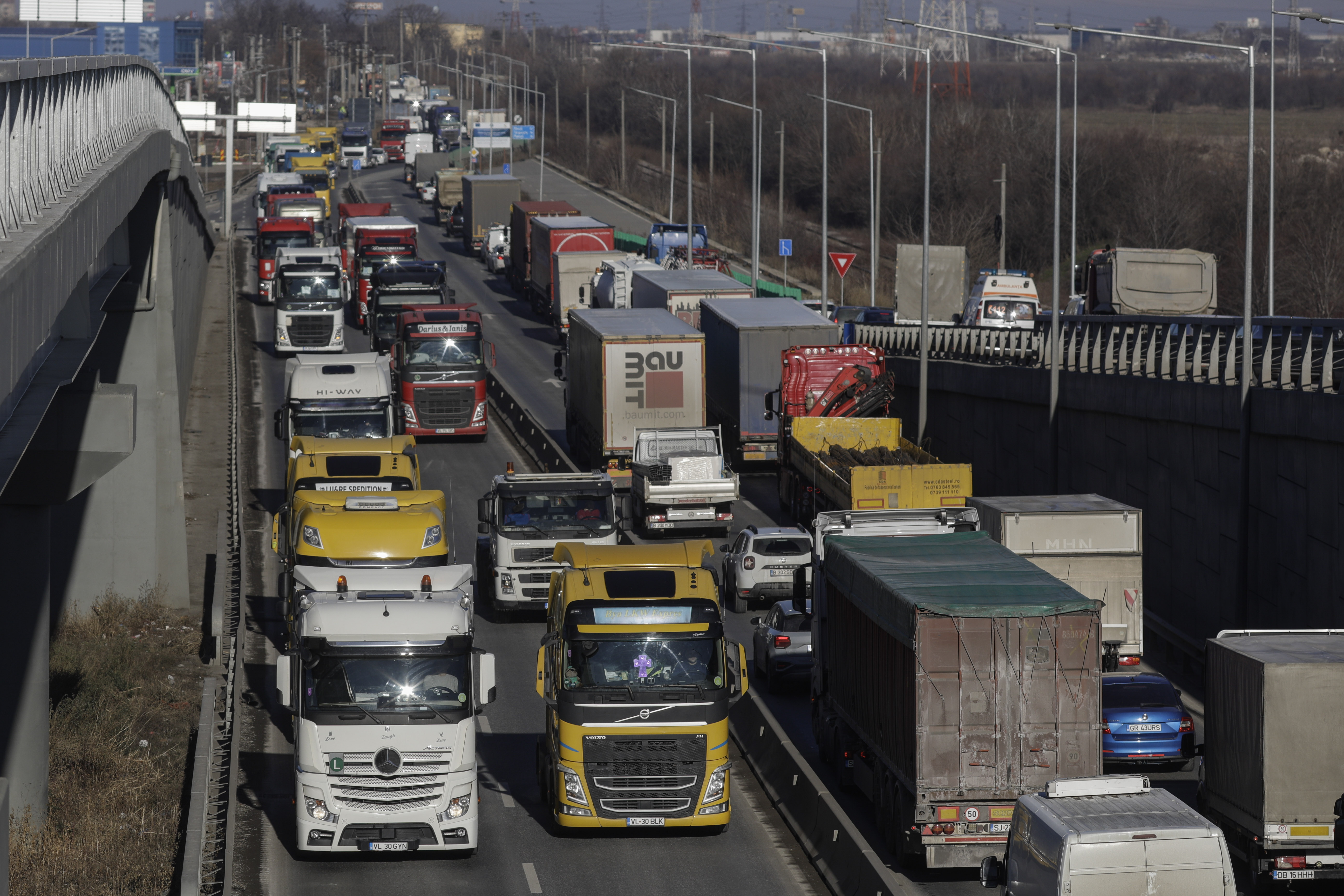 Transportatorii și fermierii, blocați de forțele de ordine să intre în Capitală, în a doua zi de proteste. Predoiu: „Trebuie să aibă autorizație”