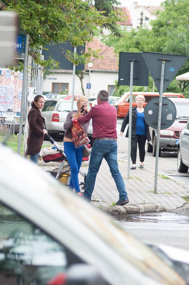 Un politician ar fi agresat o femeie în plină stradă, la Bistrița | GALERIE FOTO