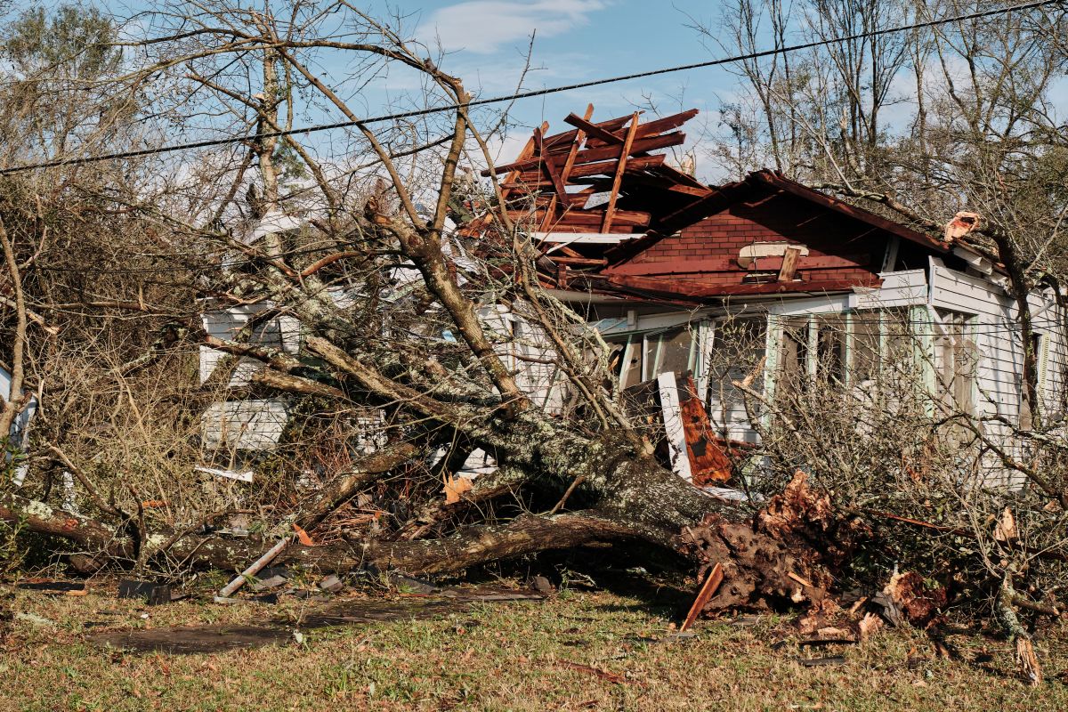 Zeci de tornade au măturat sud-estul Statelor Unite. Cel puțin nouă persoane au murit
