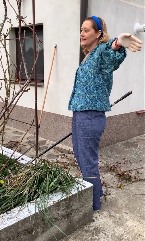 Imagini cu Elena Lasconi în grădina casei sale din Câmpulung Muscel. A dat cu sapa, a greblat, iar apoi a plantat flori de primăvară