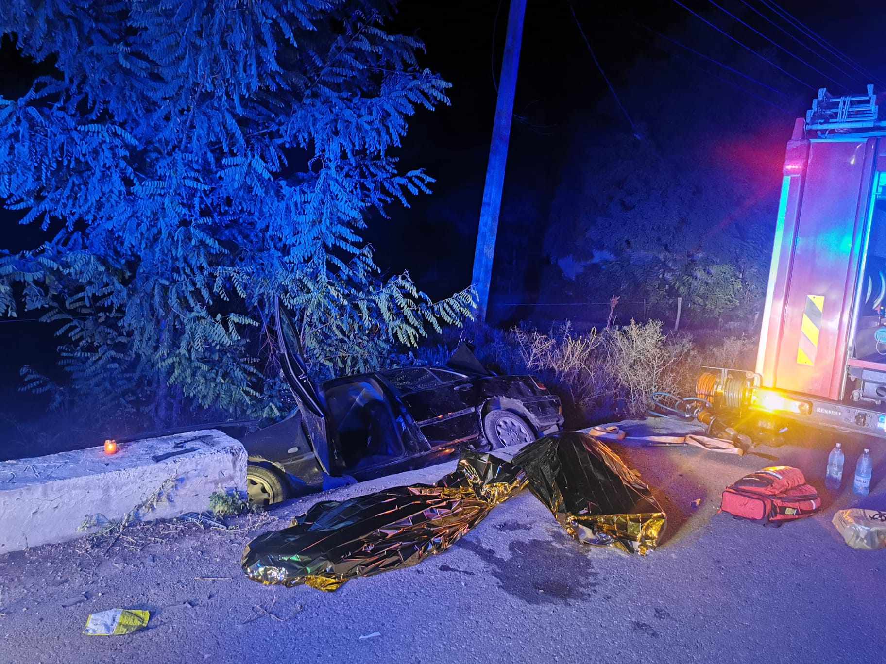 Trei oameni, inclusiv un copil de doar 1 an, au murit după ce mașina cu care mergeau s-a răsturnat într-un şanţ din județul Botoșani | FOTO