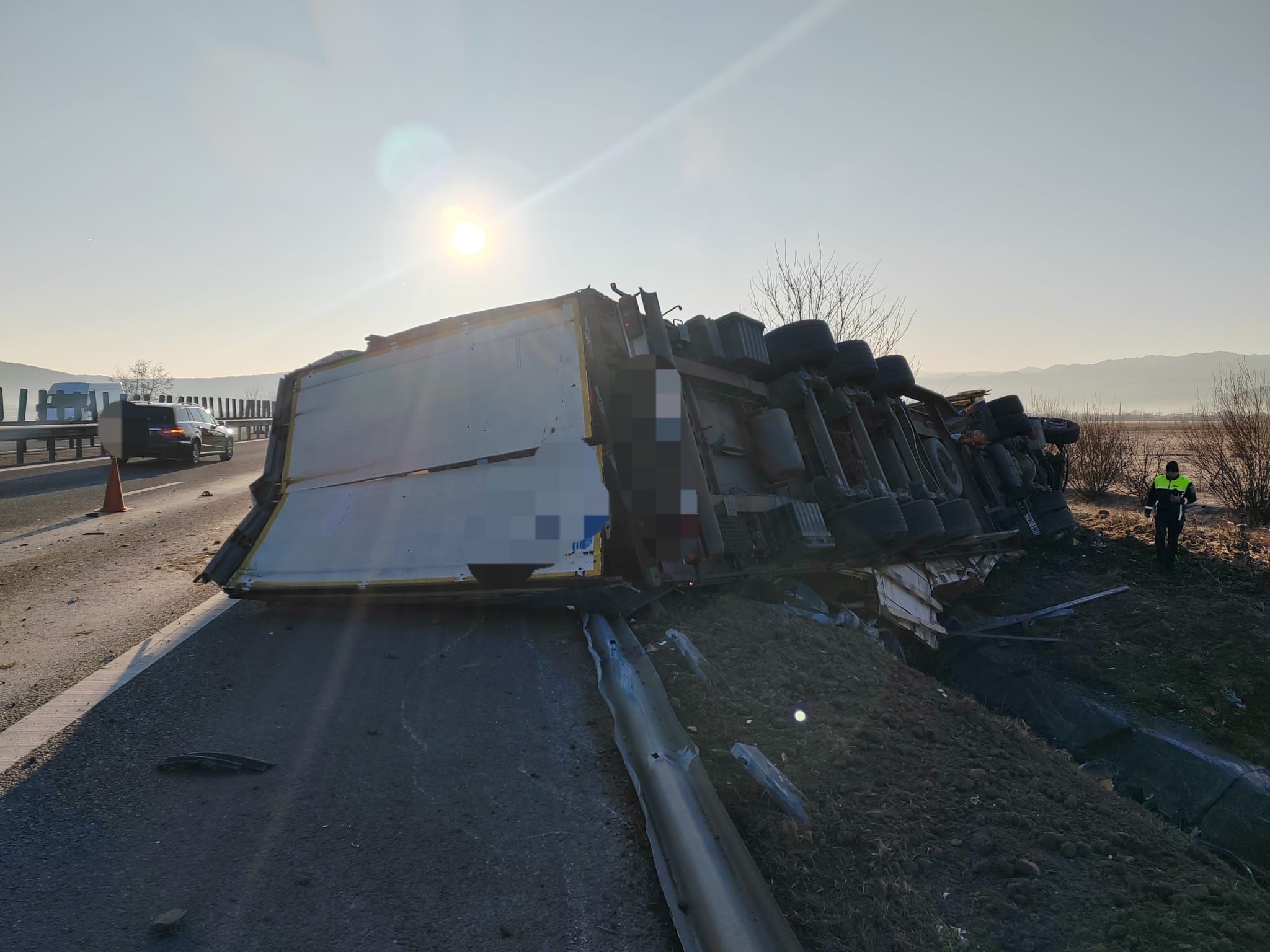 Accident rutier pe autostrada A1, pe sensul Sebeș - Sibiu. Un TIR a lovit o autoutilitară staționată pe banda de urgență