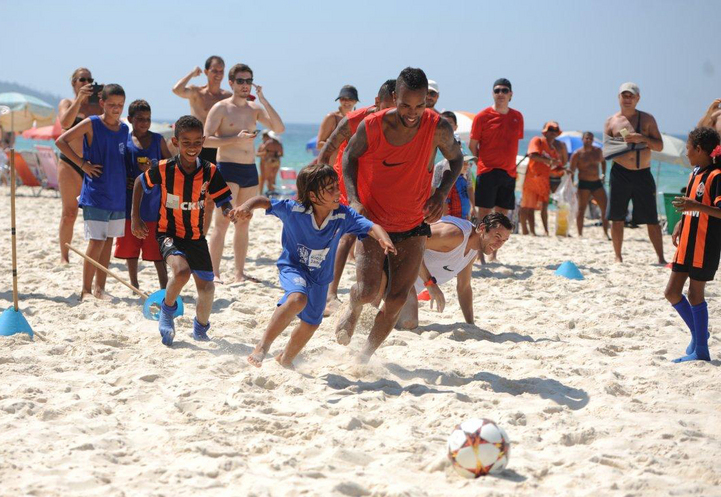 Lucescu, ÎN CHILOȚI, la plajă! Întâlnire cu un campion mondial / FOTO&VIDEO