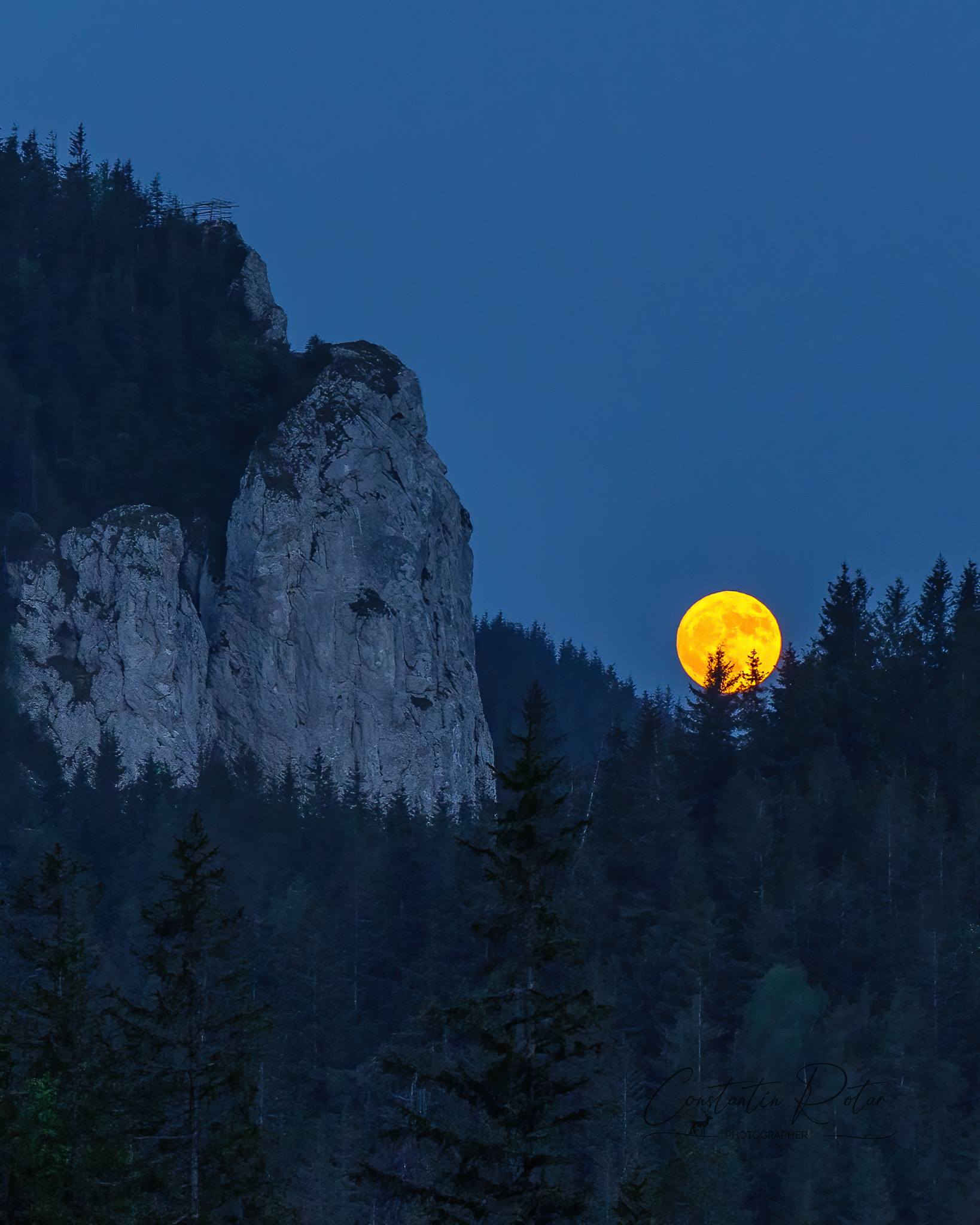 Cum s-a văzut „Luna Căpșună” pe cerul României. Imaginile impresionante din toată țara