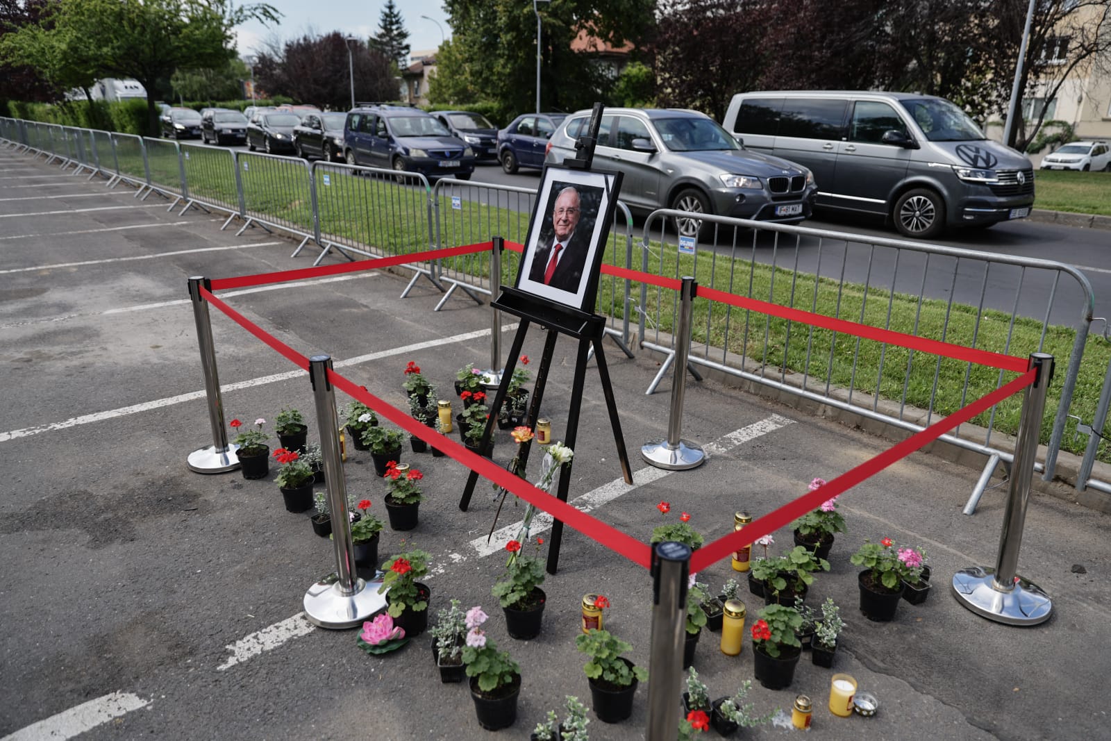 Funeralii de stat pentru Ion Iliescu. Ultimele omagii aduse în fața sicriului fostului președinte, în Sala Unirii, la Palatul Cotroceni