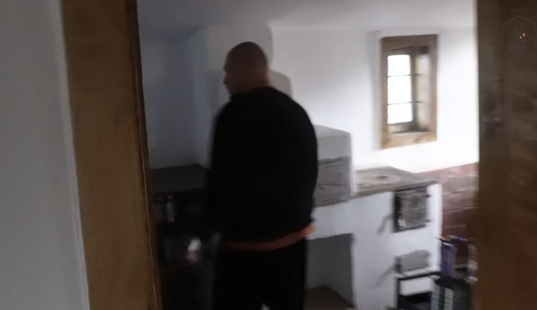 Imagini cu casa de la țară a lui Puya, după ce a renovat-o complet: „Se pot construi case și din resturi găsite”