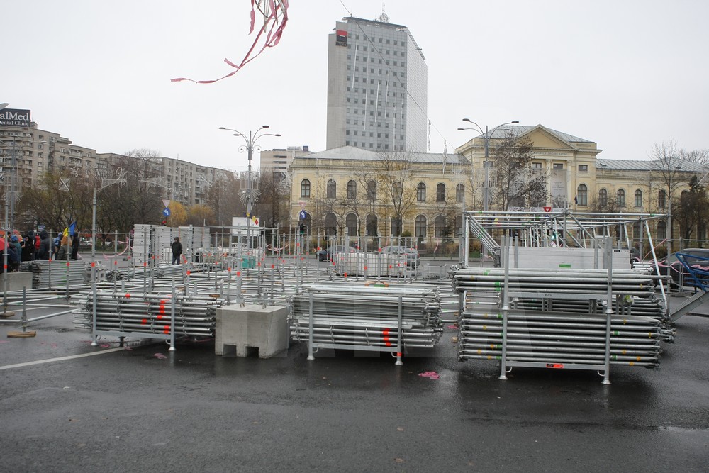 UPDATE. Protest și incidente în Piața Victoriei. Anchetă MAI după împiedicarea organizării târgului de Crăciun/ FOTO