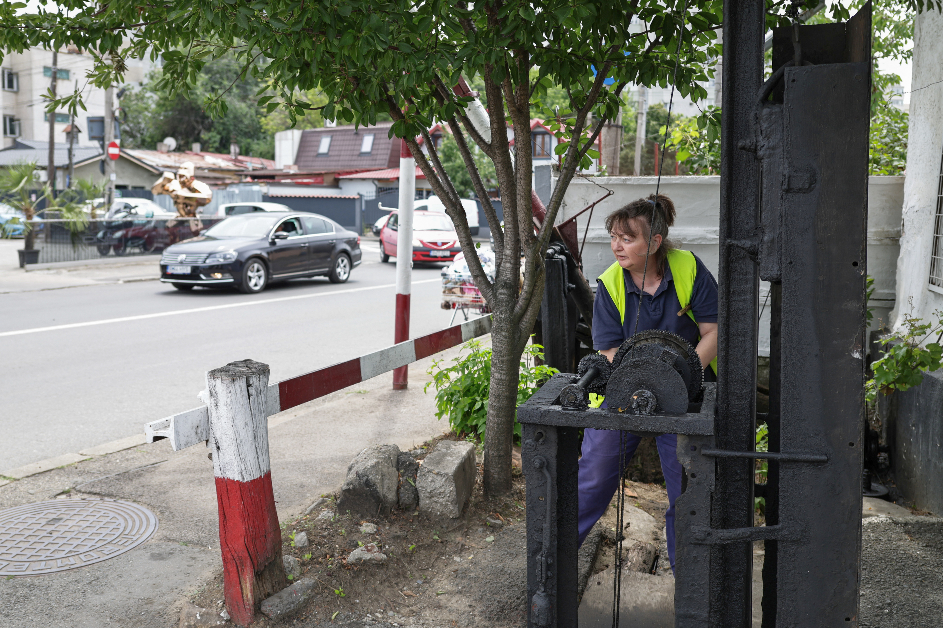 Femeia care ridică manual, de 36 de ani, o barieră de tren. Imaginea care spune tot despre infrastructura din România