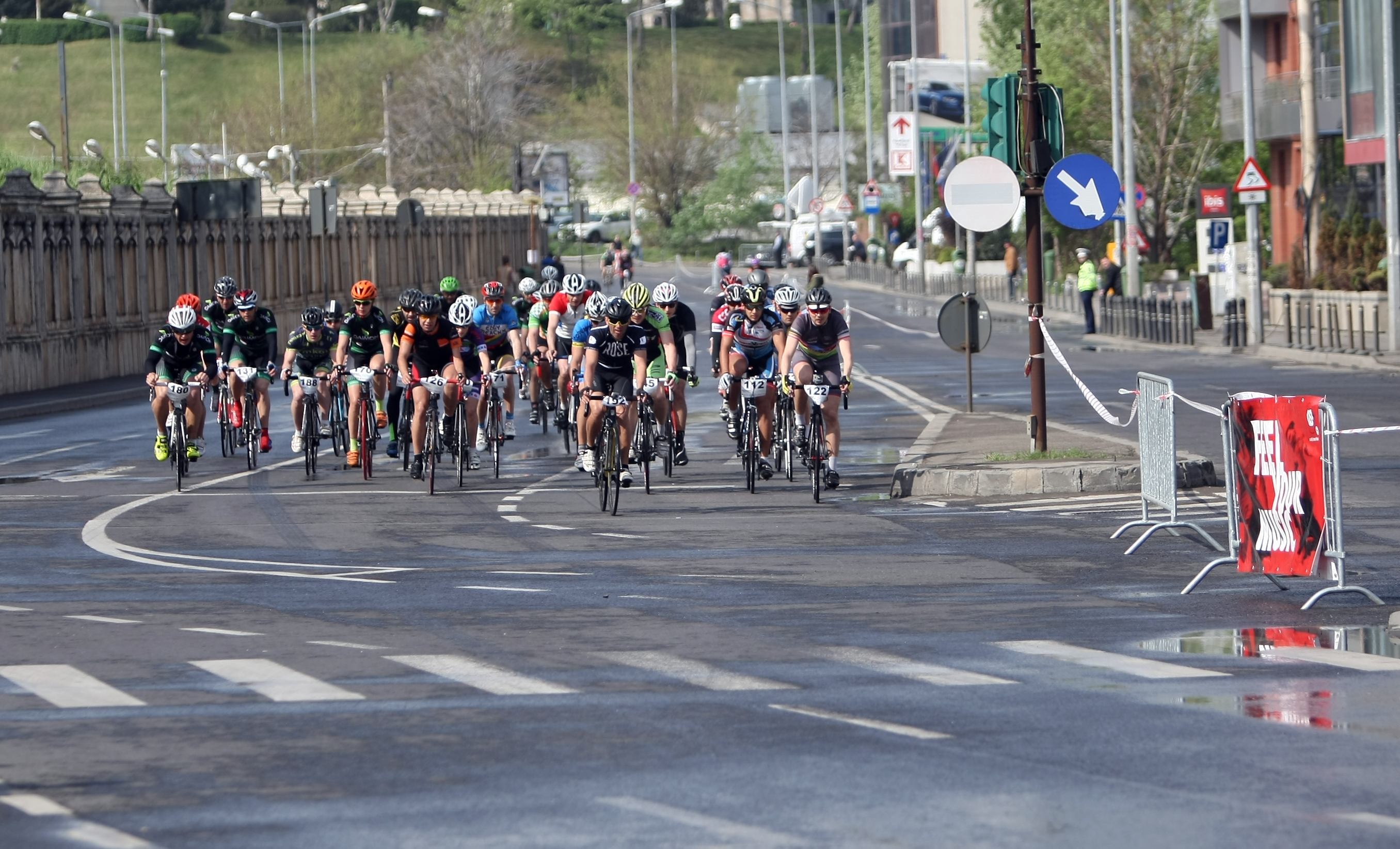 Cicliștii au înconjurat Casa Poporului! Start la Bucharest Bike Break
