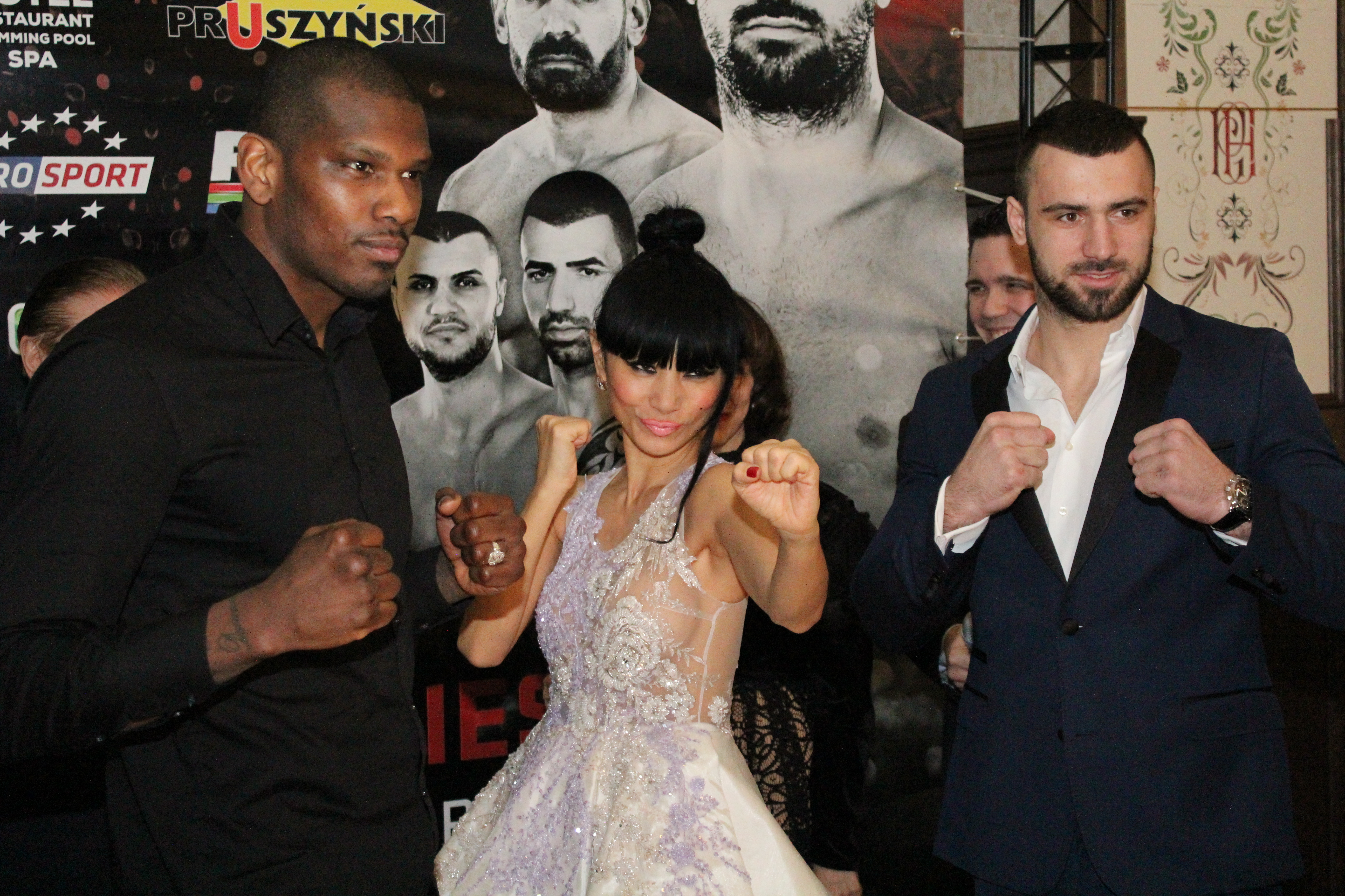 Luptătorii de la Superkombat Ploiești s-au confruntat pentru prima dată la cântarul oficial / GALERIE FOTO