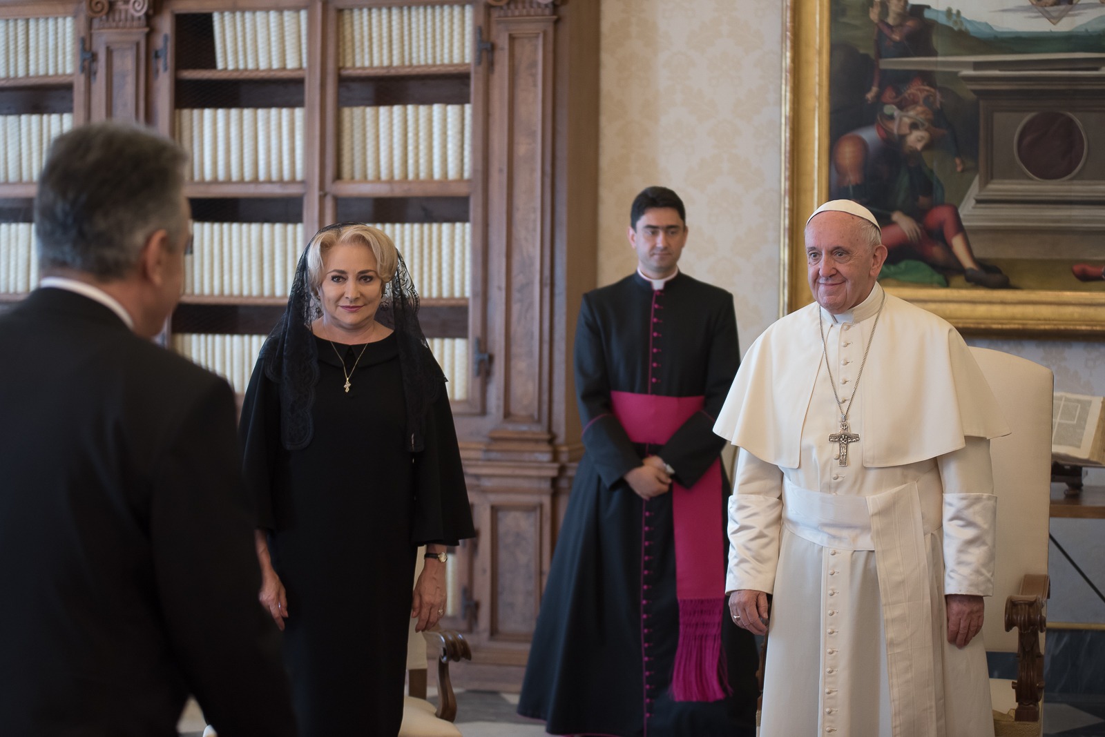 Premierul Viorica Dăncilă, în vizită la Vatican; Suveranul Pontif ar putea veni în România (VIDEO FĂRĂ SUNET)
