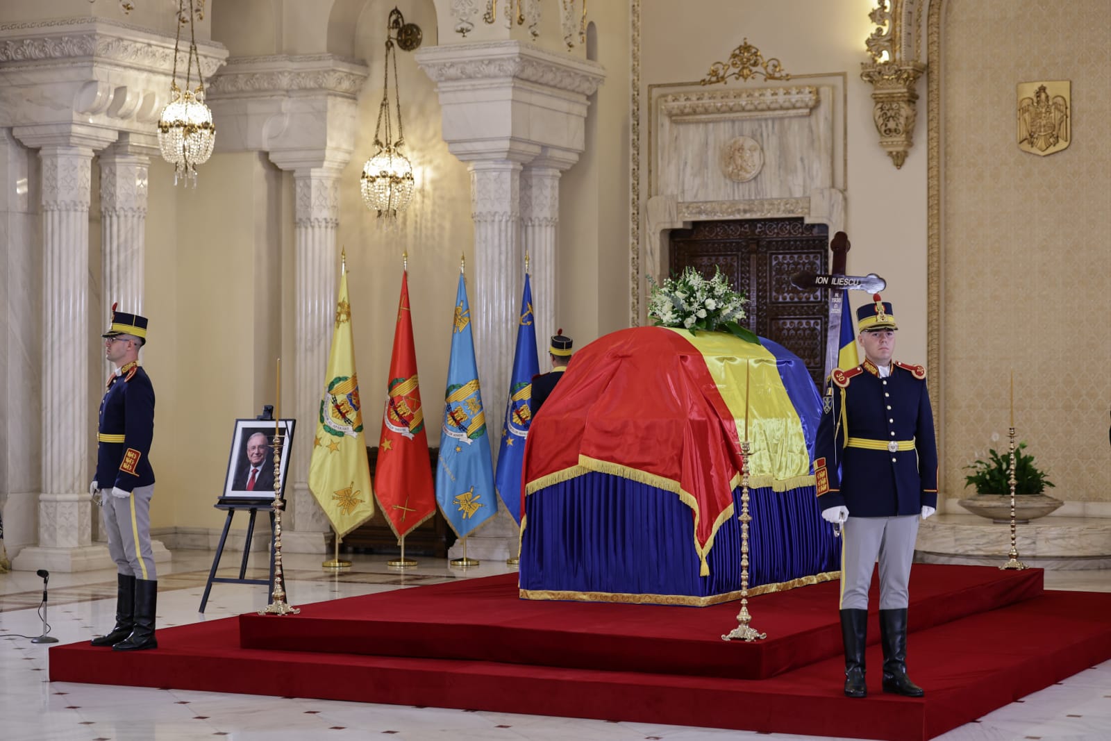 Funeralii de stat pentru Ion Iliescu. Ultimele omagii aduse în fața sicriului fostului președinte, în Sala Unirii, la Palatul Cotroceni