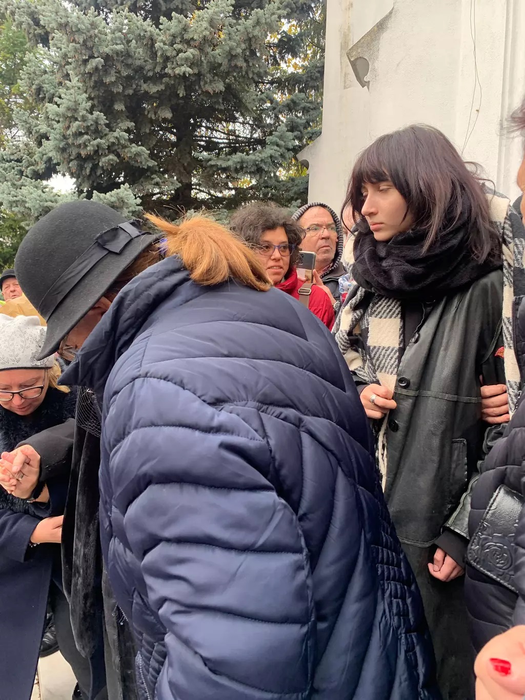 Primul soț al Ronei Hartner a venit la înmormântarea artistei. Rocco Sedano a însoțit-o pe fiica lui, Rita Sumalya FOTO